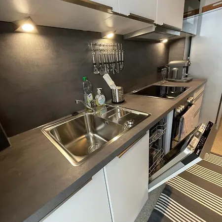 Schoene Grosse 4 Zimmer-altbauwohnung Appartamento