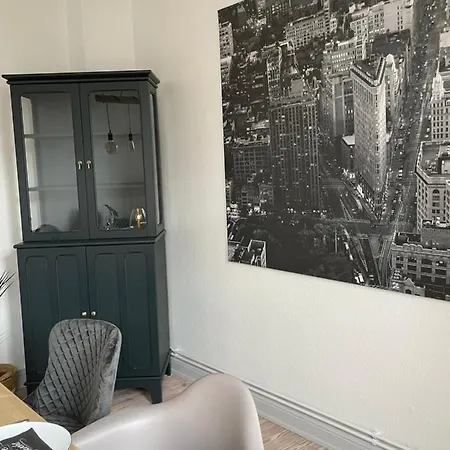 Schoene Grosse 4 Zimmer-altbauwohnung *
